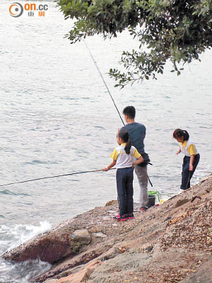 青衣 <br>今日 <br>海濱公園有人為近海揮竿，不惜爬到石壆下的礁石上。