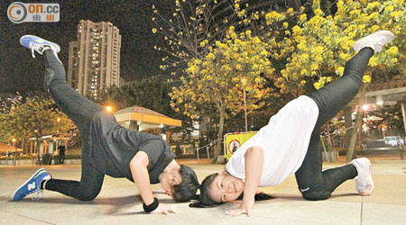 楊同學與簡同學苦練兩個月參加南韓街舞比賽，舞姿絕對有板有眼。（何天成攝）