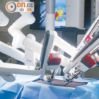 新機械臂可二百七十度旋轉，有助醫生做更精準的微創手術。