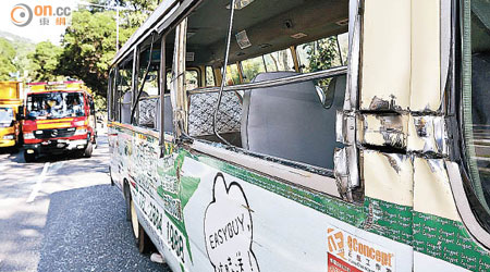 涉意外「紅頂」小巴車身出現凹痕，全部玻璃破碎。（黃永健攝）