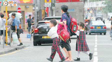 胡亂過路 <br>有外傭拖着兩名幼童在非行人過路處橫過馬路，教人抹一把汗。