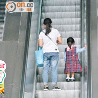 未握扶手 <br>女童與外傭乘搭扶手電梯時不夠高捉緊扶手，外傭只顧當低頭族無視女童安危。