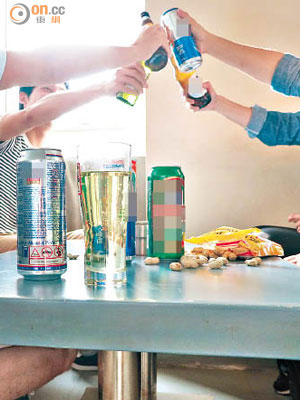 朋友聚會舉杯暢飲，但可能會攝取過多熱量，造成「啤酒肚」。