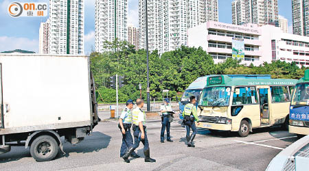 警員在小巴與貨車相撞現場調查。（黃永健攝）