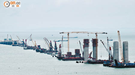 港府昨晚深夜發聲明，指港珠澳大橋香港段的完工日期押後一年，至二○一七年底才完工。（資料圖片）