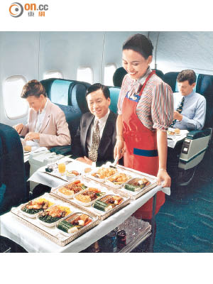 國泰的服務水平每況愈下，連「飛機餐」的分量亦大不如前。圖為過往圖片。（資料圖片）