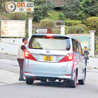 曾蔭權喺祈禮士道附近突然落車，轉乘政府七人座駕離開，但之後又返回住所。