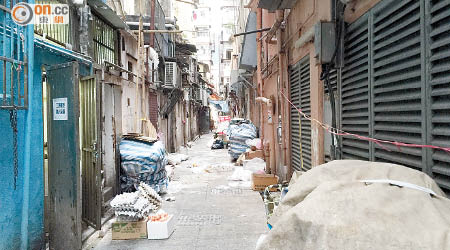 北河街街市<br>行動後<br>多間食肆將食物渣滓、油罐及紙皮箱等亂丟於後巷。