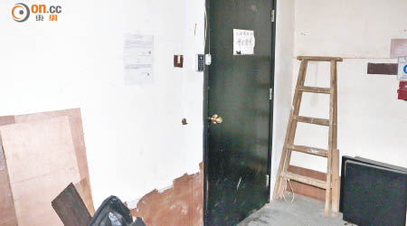 單位門上貼有「工程進行中 暫未營業」，外有木梯等掩飾。