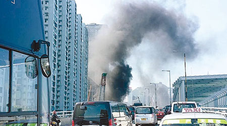 濃煙撲向東廊車輛需慢駛，引致出現車龍。（互聯網圖片）