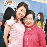 香港女律師協會前會長蕭詠儀（右）與副會長黃琦雅（左）配合當晚主題穿上具中國色彩嘅服飾。