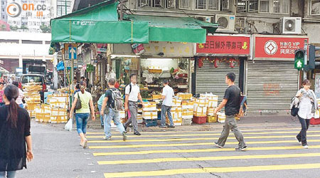 元州街與發祥街交界有店舖常將雜物放出行人路及馬路，造成阻塞。（讀者提供）