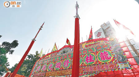 「定海神針」經逾一年時間復修後，昨日終「歸位」。（何頴賢攝）