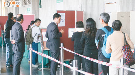 港大畢業生議會舉行會議，表決李國章不適宜任校委會主席等五項議案。（陳章存攝）