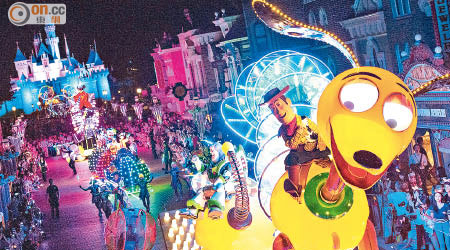 「迪士尼光影匯」夜間巡遊獲得兩項業界的世界級殊榮。（受訪者提供）