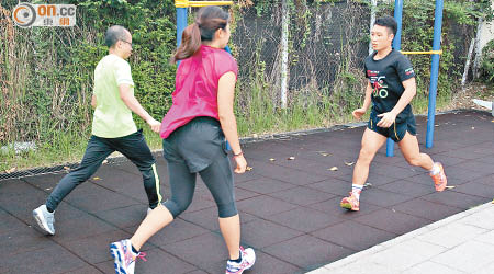 譚敬浩每周三晚義教街坊做運動，主要教授一些定點動作。（梁耀榮攝）