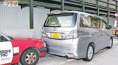 七人車車尾碰到的士車頭。（沈厚錚攝）