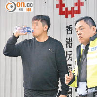 警方到場調查時，一名男子不斷飲水。（沈厚錚攝）