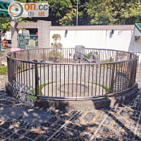 黃大仙文化公園內的百年古井，曾被混凝土加高，井口亦被膠板及鐵門完全覆蓋，更有圍欄將其隔離。