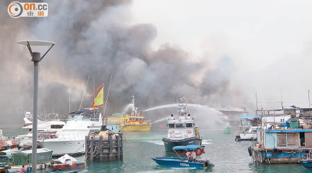 筲箕灣避風塘今年中秋節發生火燒連環船，消防被轟遲大到。 （資料圖片）