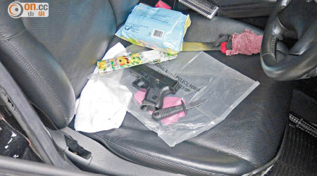在車內檢獲懷疑仿製手槍、利刀及爆竊工具等。