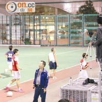 在球賽現場，有負責錄影的人員拍攝比賽過程。