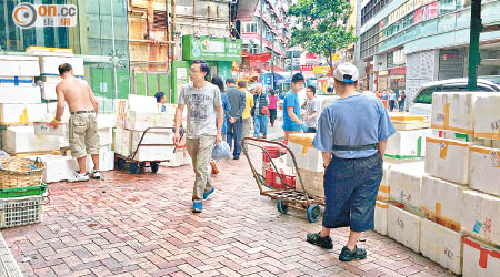 灣仔道近灣仔街市入口的行人路不時堆積雜物，被指造成阻塞。