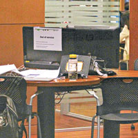 「空城計」 <br>有學生將手提電腦、手機、背包等貴重財物放在書桌上無人看管。（港大網頁圖片）