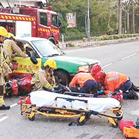 救護員在場拯救傷者。（互聯網圖片）
