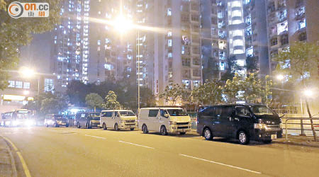 藍田碧雲道一帶入夜後有大量車輛違泊，居民要求警方加強執法。