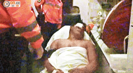 遇襲南亞裔男子，被送院治療。（賴南秋攝）