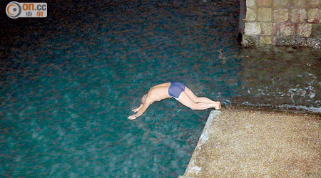 泳客無懼寒意，昨晨到紅磡海旁游早水。（楊偉嶽攝）