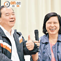 蔡宏方（左）在太太陪同下，參與唱歌班訓練說話能力。