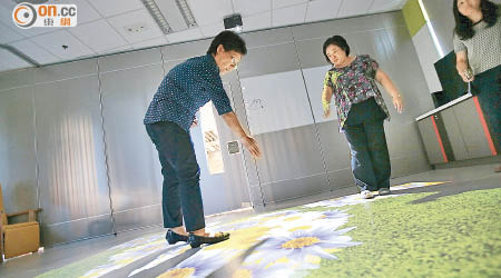 感官區的投影機將電腦遊戲投射到地板，在地上走動，地板屏幕產生變化，可刺激長者感官。
