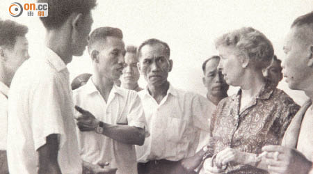 葉錫恩（右二）一九六三年當選市政局議員，積極為基層市民爭取權益。（黑白圖片）