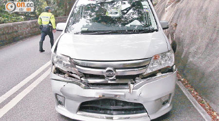 七人車車頭損毀。（馬竟峯攝）