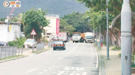 狹窄的東涌道不時有車輛因上落貨而違泊，容易發生交通意外。（讀者提供）