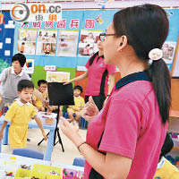 幼園老師除了教學外，更要處理班務及聯絡家長等。