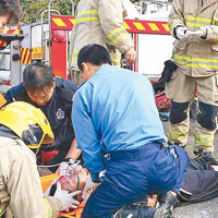 消防員為鈎車司機急救。（互聯網圖片）