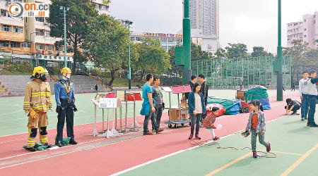 不少家長一早帶同小孩到場，只能在場內走動等候。（陳章存攝）