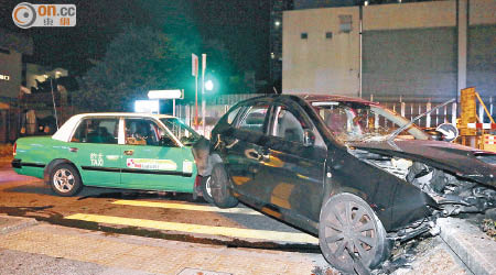 四驅車撼花槽，再被的士撞尾。（林耀康攝）