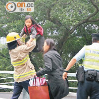 消防將女童抱回安全位置。