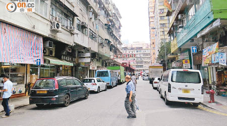 曲街一帶違泊情況嚴重，道路兩旁長期泊滿車輛。