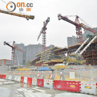 西九龍總站入口結構工程已具雛形，正架設橫樑。（梁耀榮攝）