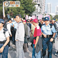 約五十名村民踩場抗議，一度與警員爭執。