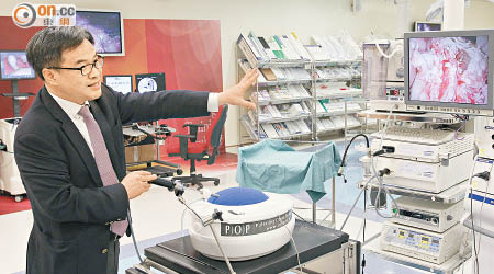 鄧宗毅說，微創手術訓練中心提供有系統的培訓，可提高手術安全。