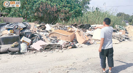 深灣路路旁堆有大量垃圾，市民投訴多時卻未有改善。