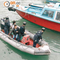 警員乘小艇在海面調查。