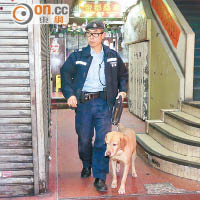 警方帶同緝毒犬到場搜查。
