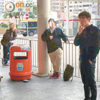 港鐵站外<br>旺角東站C出口禁煙區仍有不少人違例吸煙。